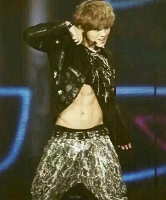 鹿晗出道這四年的肌肉成長(zhǎng)史