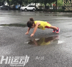 年僅4歲的“小姑涼”一身肌肉，競對(duì)父親下如此狠手！