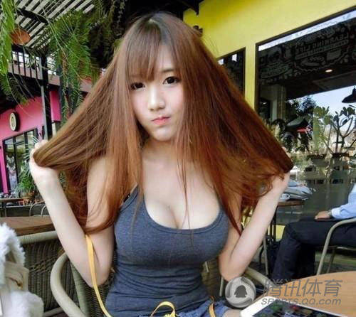 泰國(guó)主播棒糖妹曬私照 “球”賽又升級(jí)