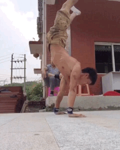 看搬磚小哥如何在工地健身 大寫(xiě)的牛！