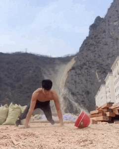 看搬磚小哥如何在工地健身 大寫(xiě)的牛！