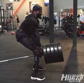 4歲失去雙腿，卻不滿足于假肢能站立！挑戰健身終成冠軍