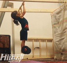 年僅4歲的“小姑涼”一身肌肉，競對(duì)父親下如此狠手！