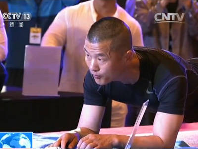 中國特警毛衛(wèi)東再創(chuàng)平板撐世界紀(jì)錄