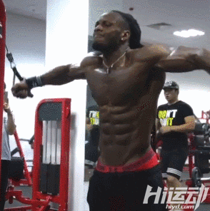 國外黑人天安門前赤裸上身，武警面前束手就擒