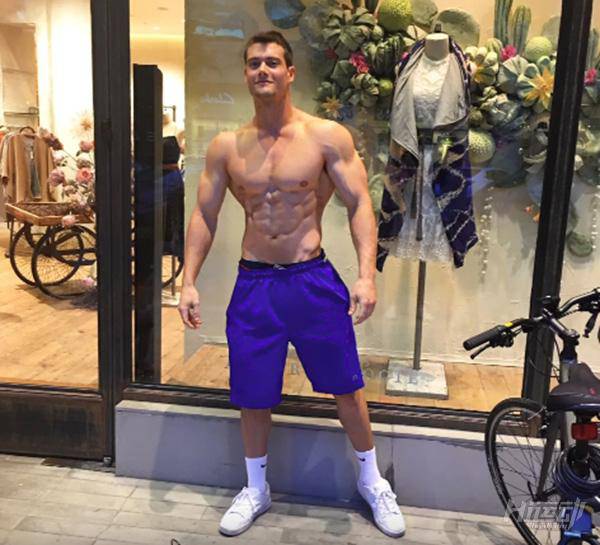 男人好身材對妹子的吸引力有多大？健身小哥街頭實驗