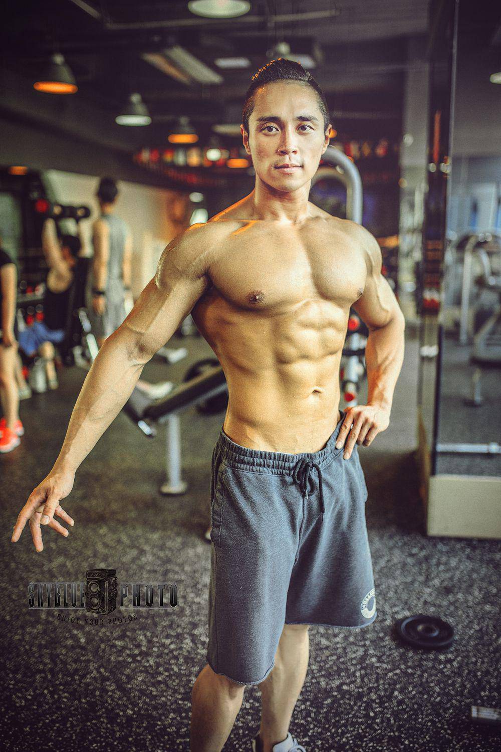 陰陽對比 健身房里的美女和格斗冠軍