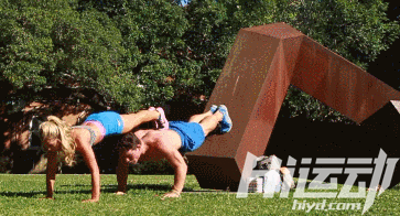 如果有女友，早就開始健身了！10個最虐狗的情侶動作
