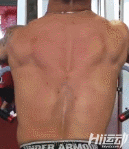 身高1米2卻夢想當消防員，付出百倍努力健身成小巨人