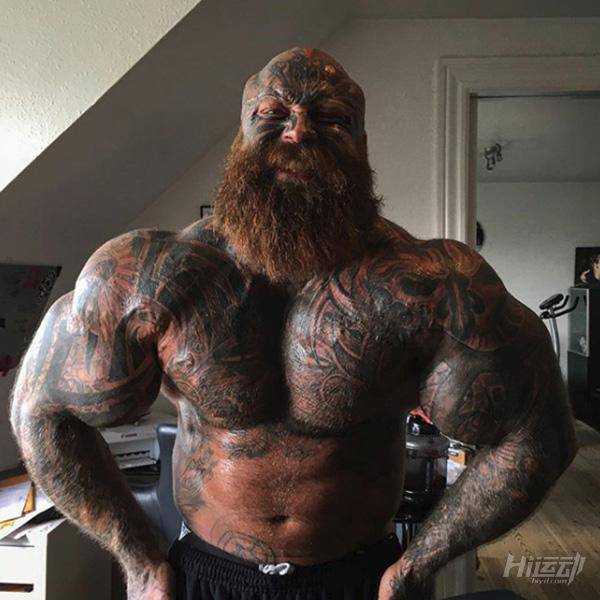 入過(guò)黑幫蹲過(guò)大獄！31歲健身逆襲成彪悍巨獸