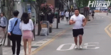 因蔑視施瓦辛格被人批評！不過他身材真壯，刷個綠漆就是綠巨人