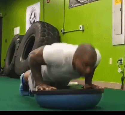 肌肉男的花式俯臥撐 你能挑戰(zhàn)幾個(gè)？