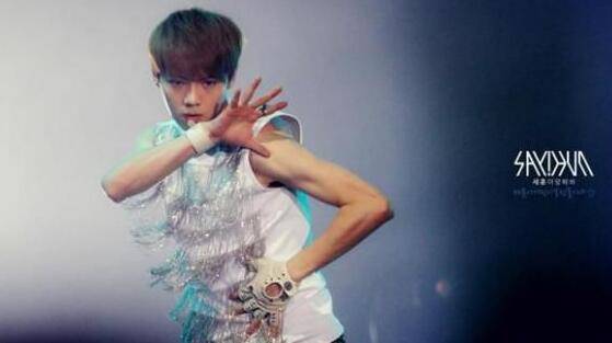 鹿晗出道這四年的肌肉成長(zhǎng)史