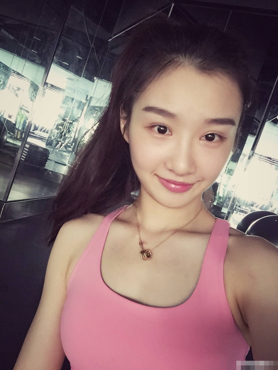 美女緊身衣出鏡 香汗淋漓長腿逆天