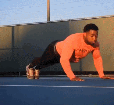 肌肉男的花式俯臥撐 你能挑戰(zhàn)幾個(gè)？