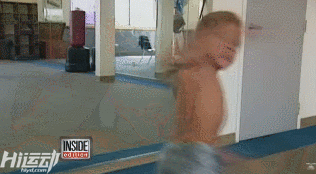 小巨人8歲臥推95公斤！每天600個俯臥撐，300次深蹲