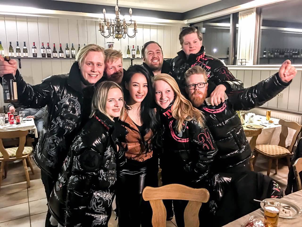 瑜伽女神母其彌雅 皮褲長腿性感十足