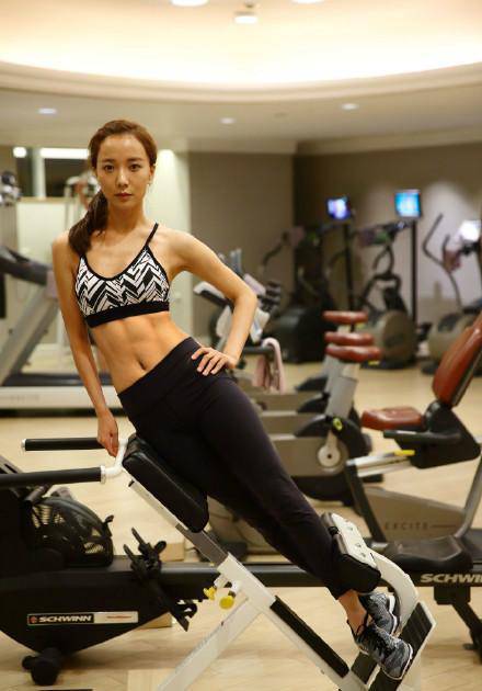 王珞丹曬性感腹肌照 最美馬甲線 王珞丹曬性感腹肌照 最美馬甲線