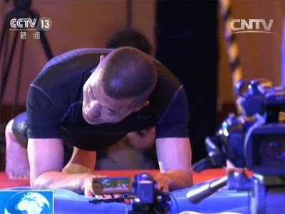 中國特警毛衛(wèi)東再創(chuàng)平板撐世界紀(jì)錄