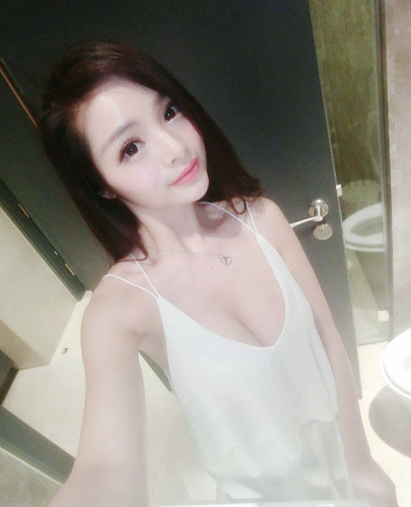 胸大也尷尬 足球寶貝曬私照打馬賽克