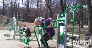 不用器械4年徒手健身！小伙從瘦“鵪鶉”到“肌霸”完美蛻變！