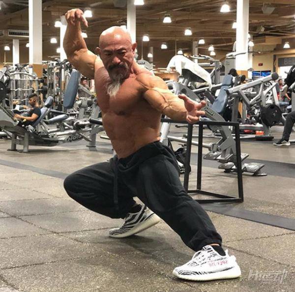 50多歲老頭迷戀“七龍珠”，瘋狂健身練成真實版龜仙人