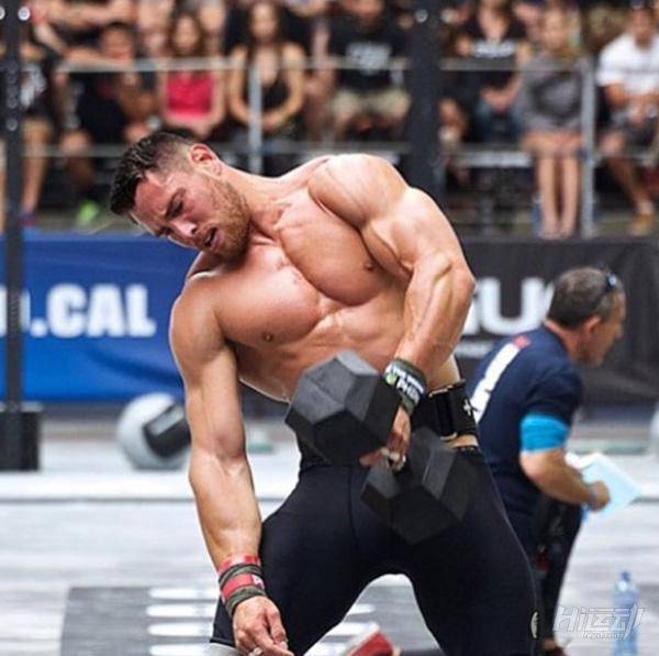 國外大爺挑戰街頭健身小伙！這么強壯活該他裝逼成功