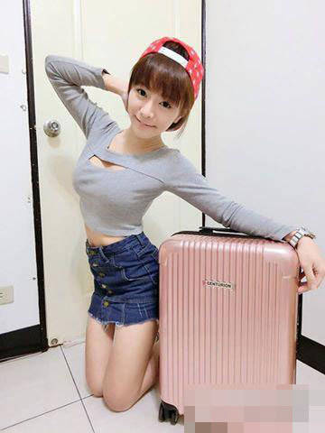 一字馬運動萌妹走紅 高顏值辣身材