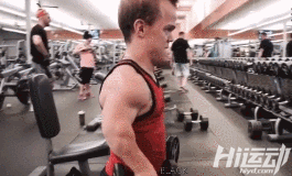 身高1米2卻夢想當消防員，付出百倍努力健身成小巨人