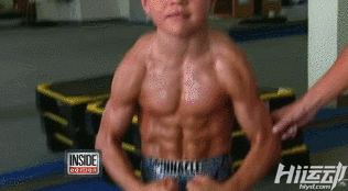 小巨人8歲臥推95公斤！每天600個俯臥撐，300次深蹲