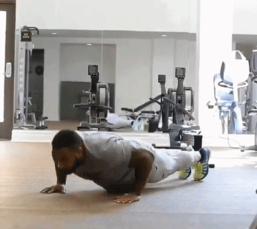 肌肉男的花式俯臥撐 你能挑戰(zhàn)幾個(gè)？