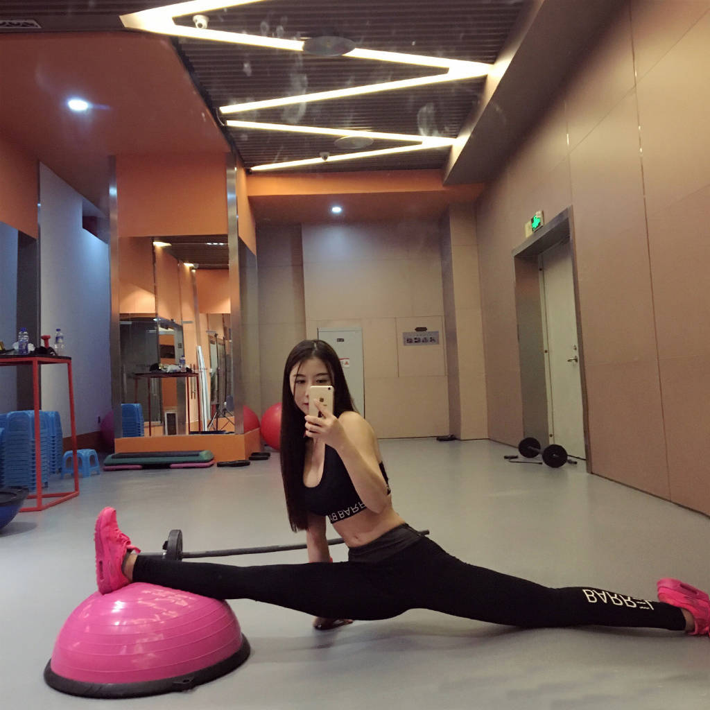 裴帥女友顏值逆天 性感翹臀狂吸睛