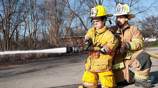 身高1米2卻夢想當消防員，付出百倍努力健身成小巨人