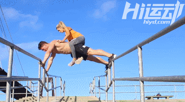 如果有女友，早就開始健身了！10個最虐狗的情侶動作