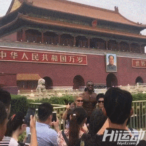 國外黑人天安門前赤裸上身，武警面前束手就擒