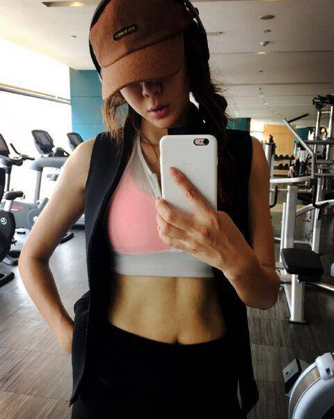 馬甲線超明顯 周韋彤曬健身美照