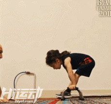 年僅4歲的“小姑涼”一身肌肉，競對(duì)父親下如此狠手！