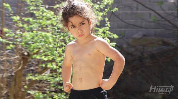 年僅4歲的“小姑涼”一身肌肉，競對(duì)父親下如此狠手！