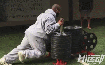 橄欖球運動為什么會經常腦震蕩？看完球員訓練！這跟撞車沒區別