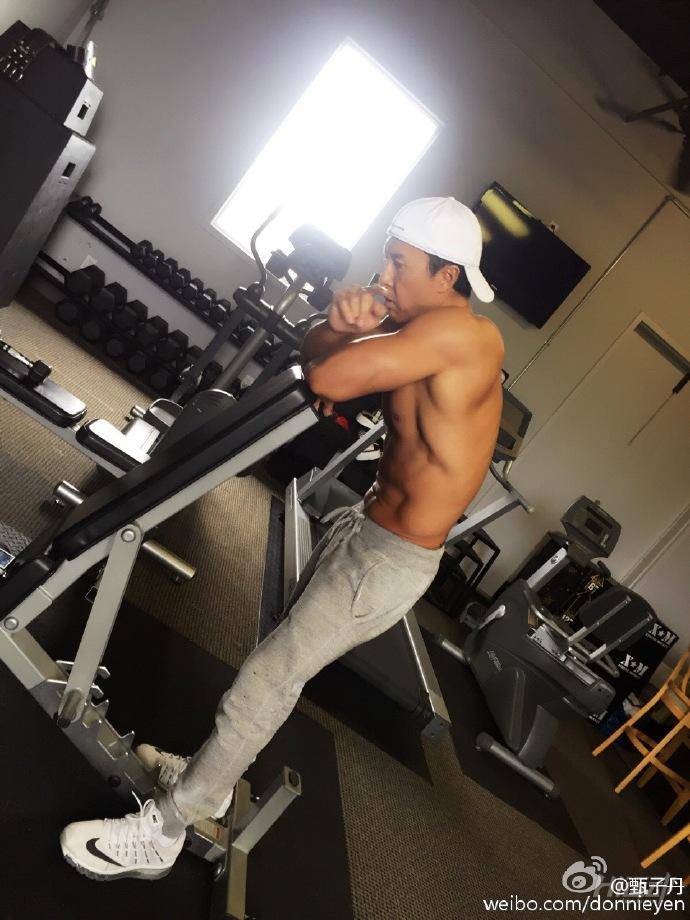 甄子丹秀健身肌肉 挑戰國外健身達人 甄子丹秀健身肌肉 挑戰國外健身達人