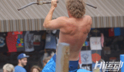 國外大爺挑戰街頭健身小伙！這么強壯活該他裝逼成功