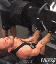 身高1米2卻夢想當消防員，付出百倍努力健身成小巨人