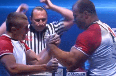 塊頭不大的扳手腕王者！小臂有45厘米粗