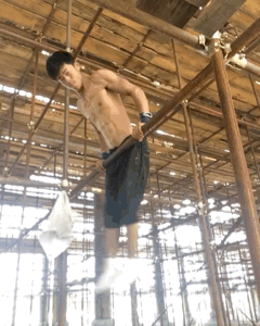看搬磚小哥如何在工地健身 大寫(xiě)的牛！