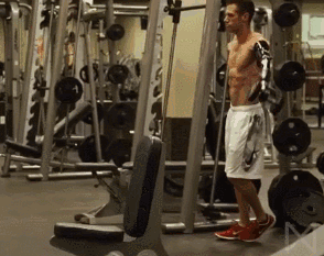 身殘志堅 天生獨臂卻練成肌肉男神