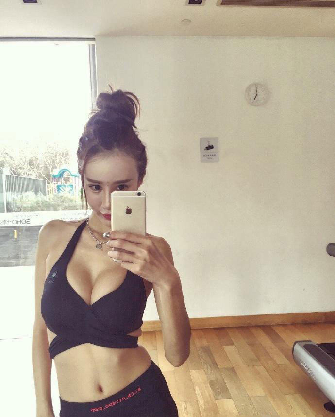 女網友曬性感健身照 不僅有料還有力