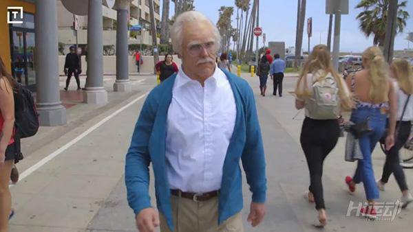 國外大爺挑戰街頭健身小伙！這么強壯活該他裝逼成功