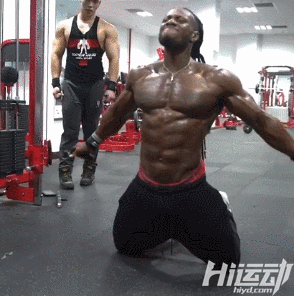 國外黑人天安門前赤裸上身，武警面前束手就擒