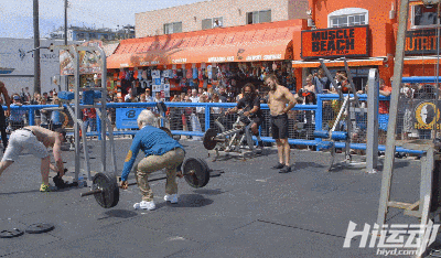 國外大爺挑戰街頭健身小伙！這么強壯活該他裝逼成功