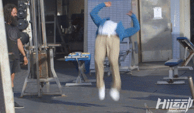 國外大爺挑戰街頭健身小伙！這么強壯活該他裝逼成功